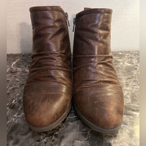 BearPaw Brown Ankle Boots with Rounded Toe Design